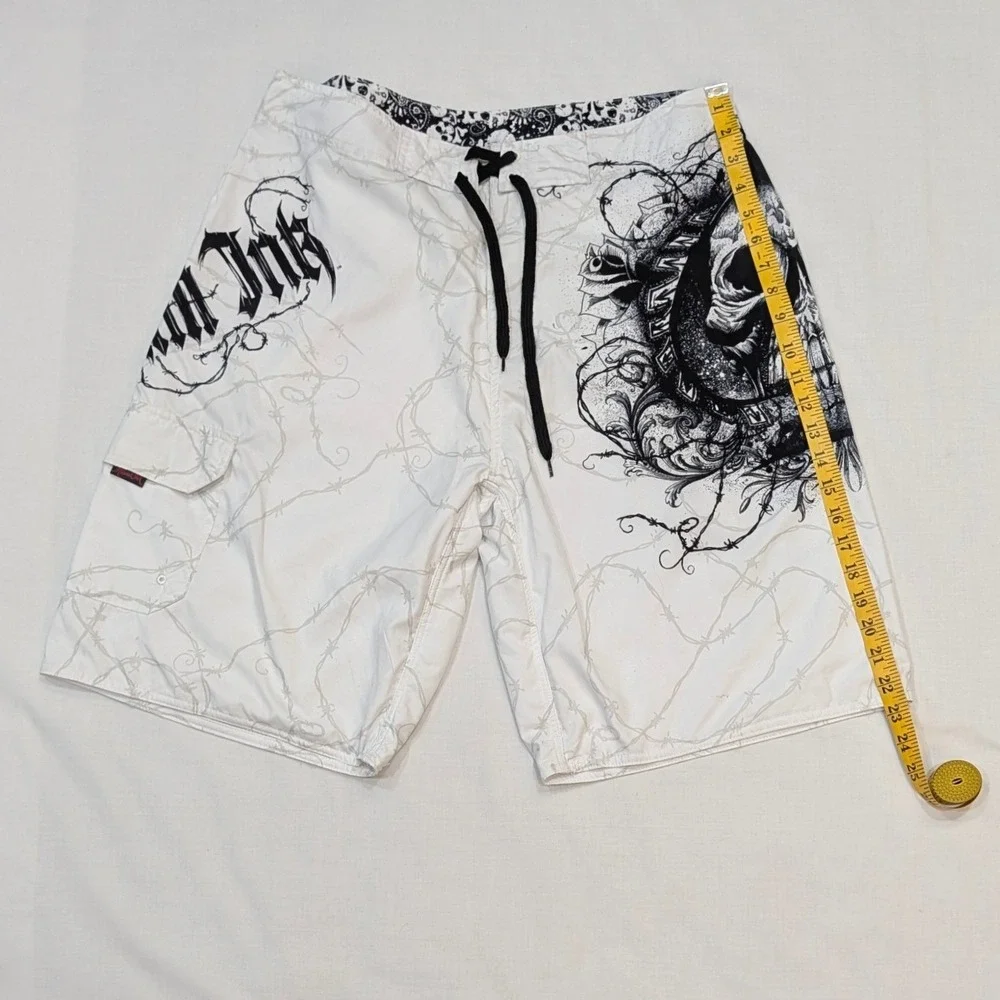 Miami Ink Men's White Skull Barbed Wire Graphic Board Shorts 36 Y2K Tattoo